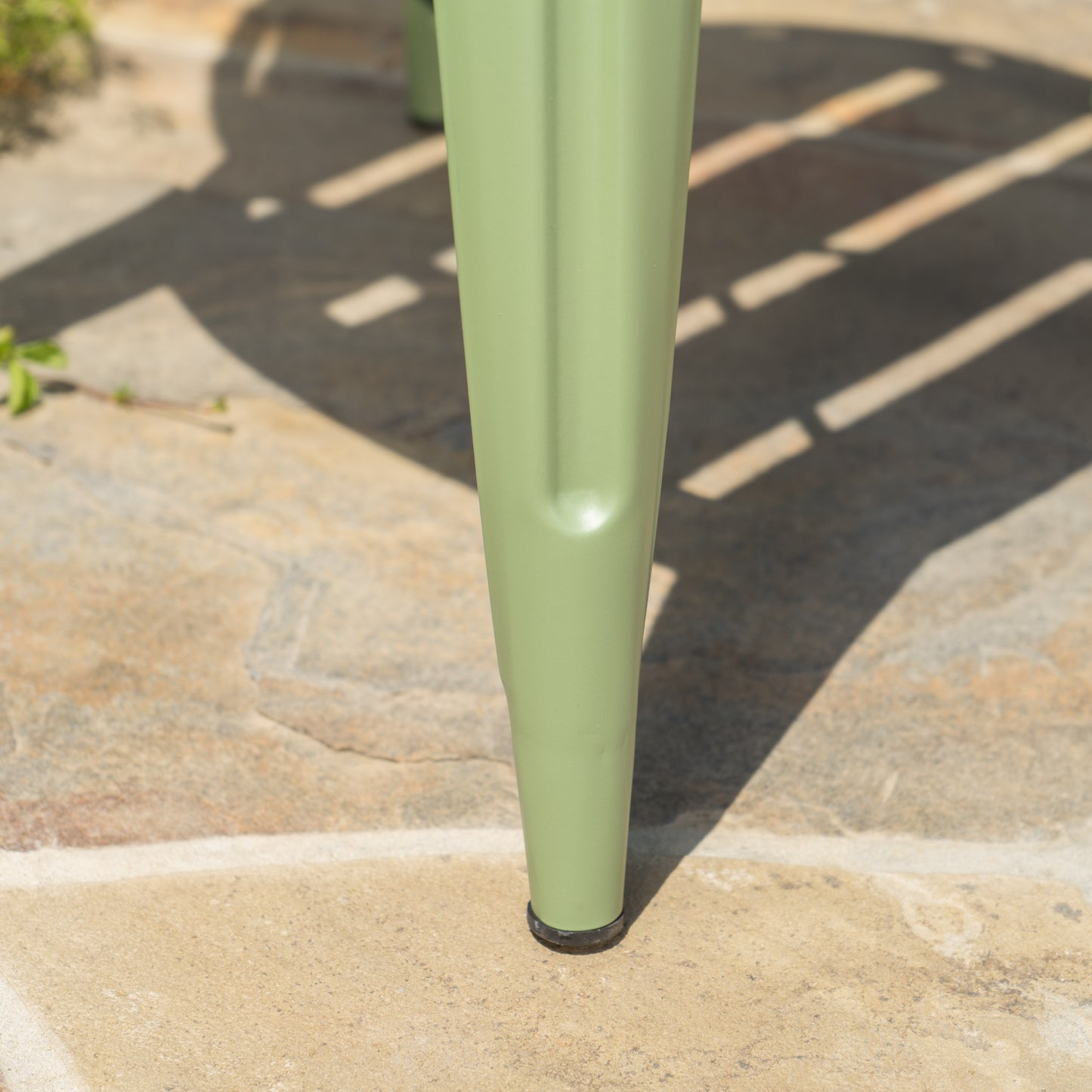 Atlanta 3-Piece Iron Bistro Patio Set Green Round Table and 2 Armchairs leg details Outdoor | KOSSMAI